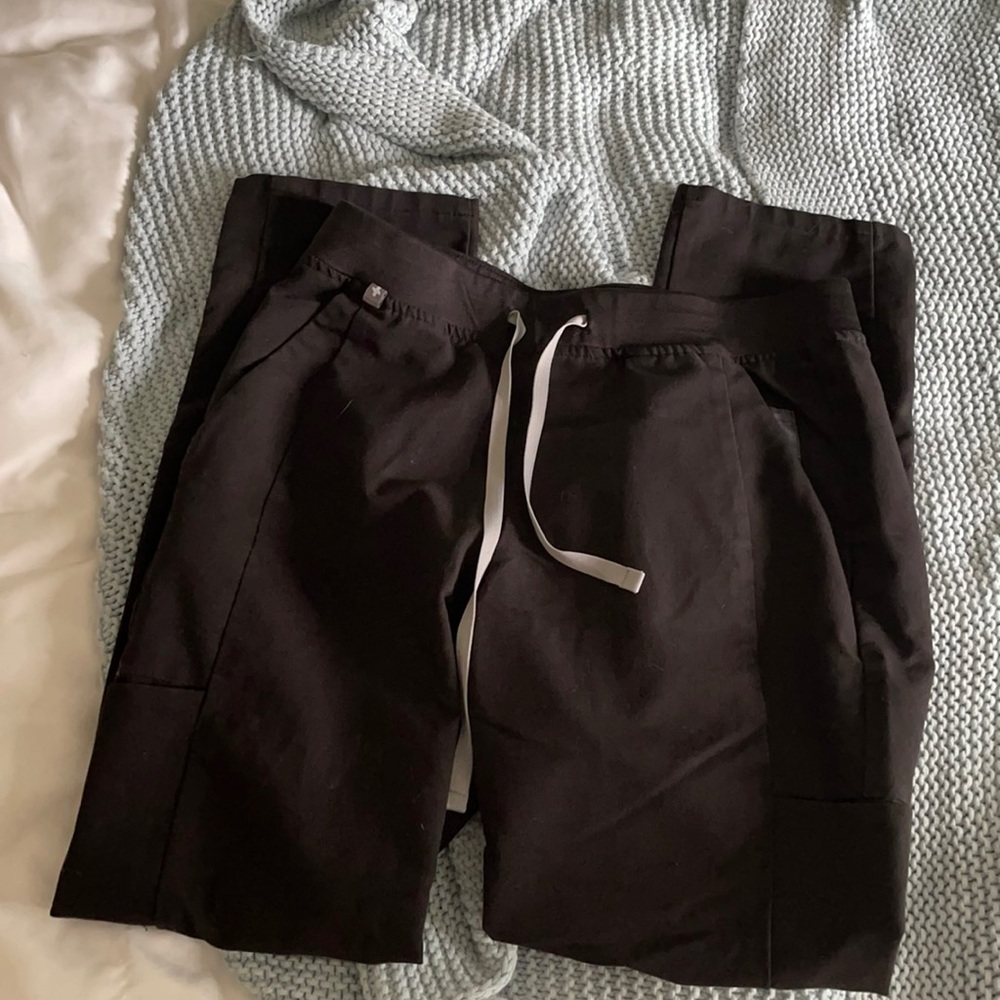 Figs Scrubs black Alwar skinny cargo scrub pant